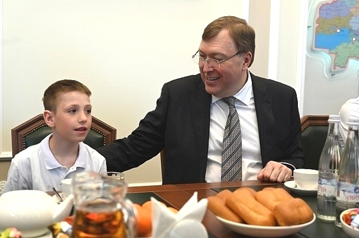 Председатель ЗС РО Александр Ищенко пообщался с детьми из центров помощи