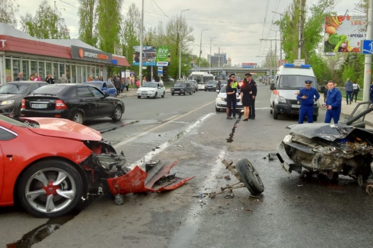 Число пострадавших в массовом ДТП у ТАУ увеличилось до 5 | АиФ Саратов