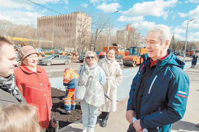 Сергей Собянин вместе с жителями оценил ход работ по благоустройству московских улиц.