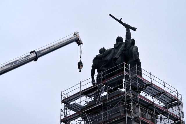 Не помнит мир спасённый. «Политика предательства». В Софии снова демонтируют памятник Советской армии