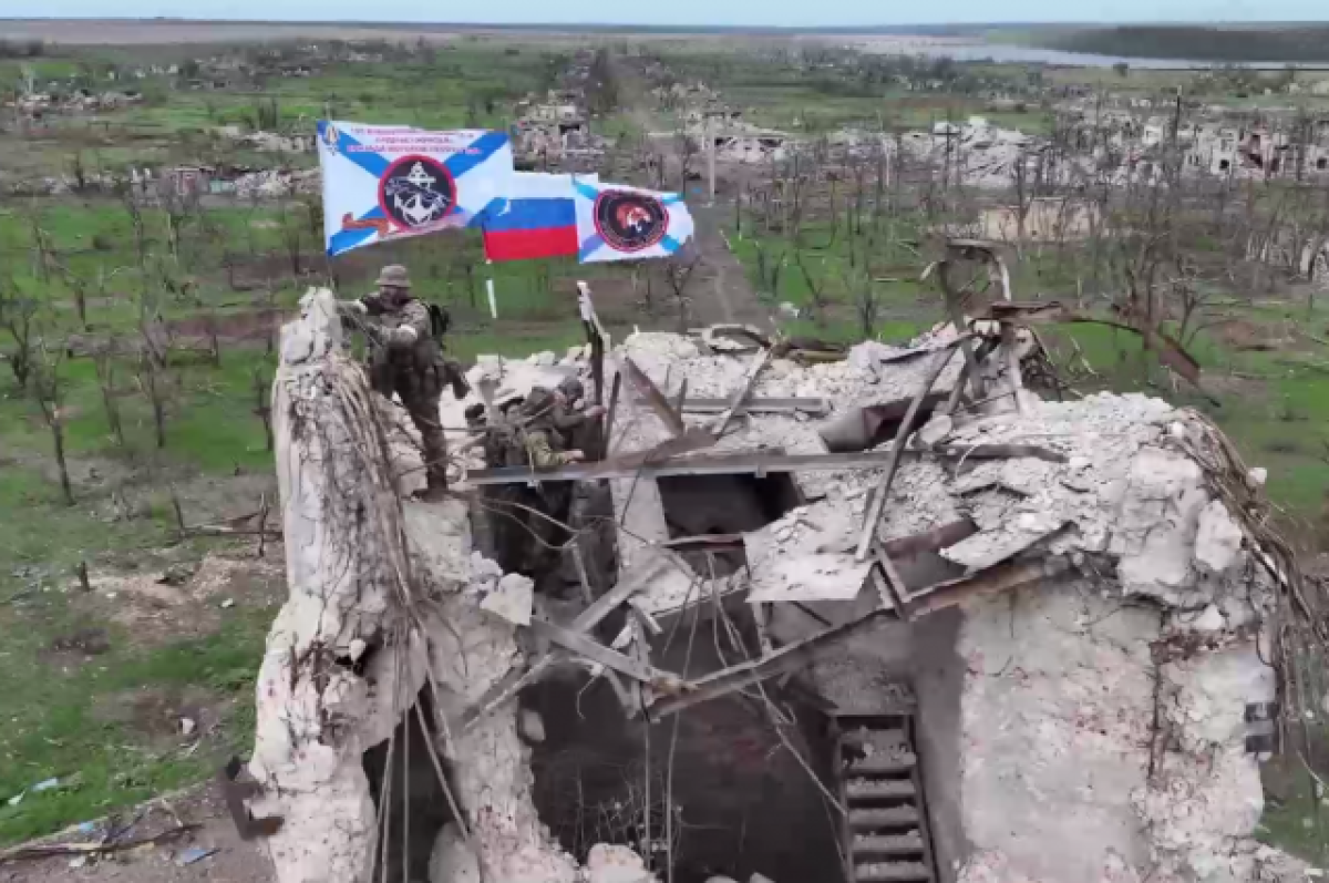 Минобороны показало кадры установки флага РФ в освобожденной Новомихайловке