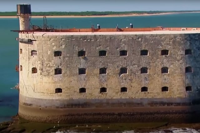 Легендарный форт Боярд разрушается и уходит под воду0