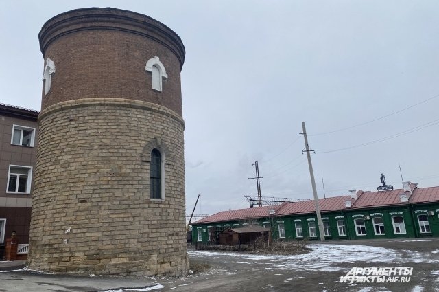 Первым, что построили копикузовцы, была железная дорога. На фото старая ж/д станция.