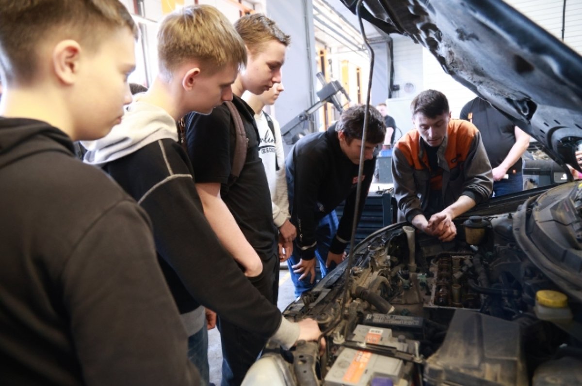 В Барнауле школьники посетили крупный российский автосервис