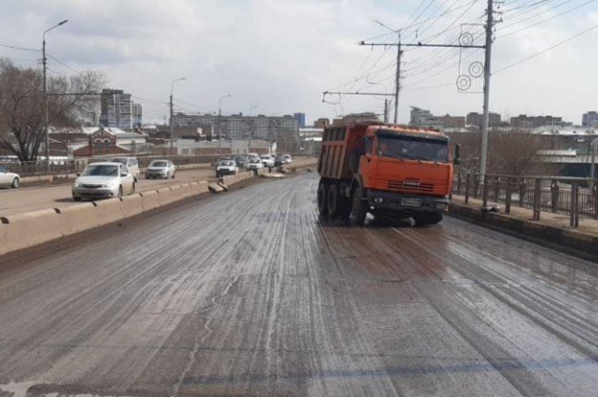 В Красноярске на Копыловском мосту образовался затор из-за ДТП с грузовиком  | АиФ Красноярск