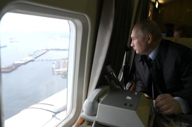 В июле Путин с вертолёта осмотрел морской торговый порт Лавна, сейчас Чибис пригласил президента принять участие в его запуске в августе 2024 года.