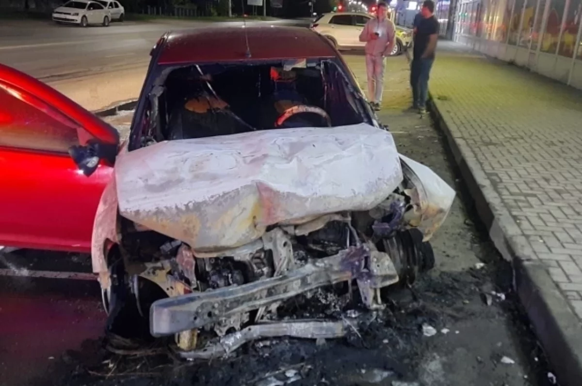 В Шахтах ночью после ДТП горел Renault Logan, водитель погиб