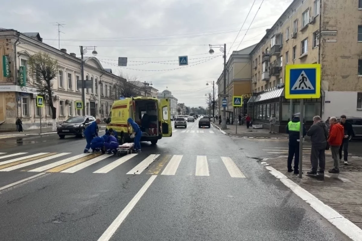 В центре Твери легковушка сбила человека на пешеходном переходе | АиФ Тверь