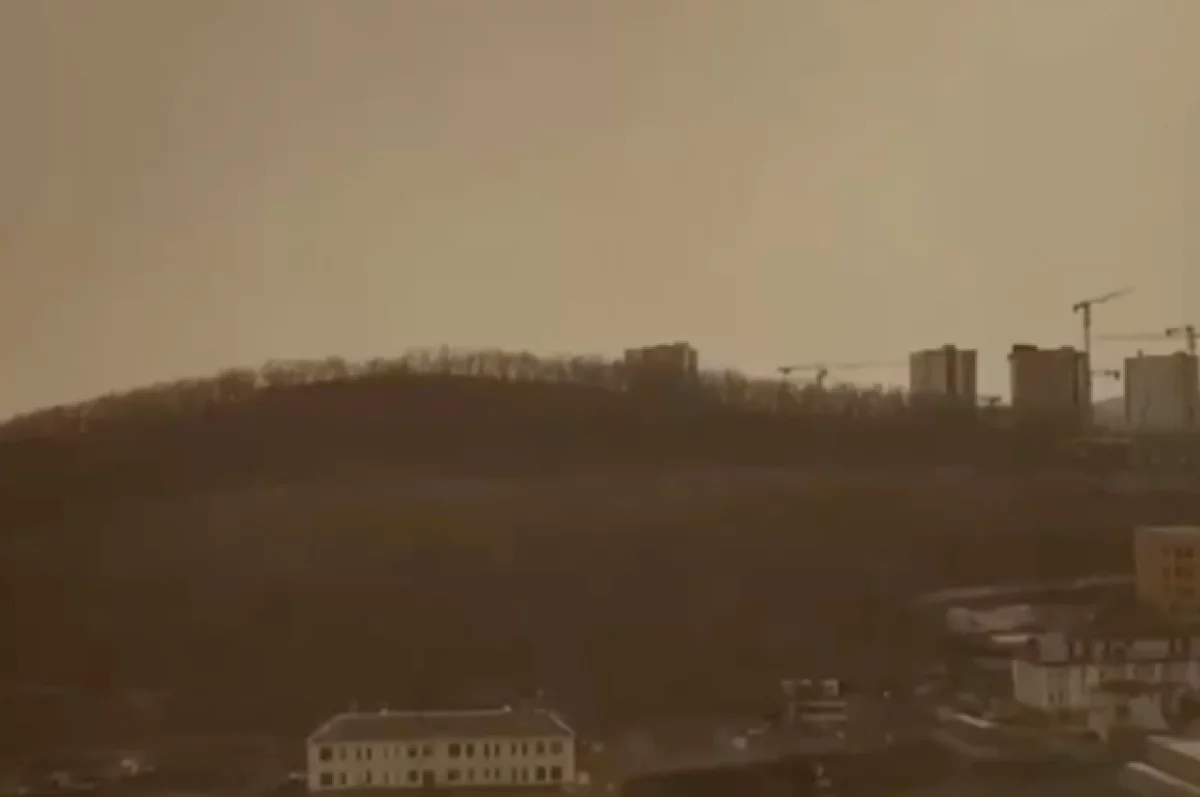 Небо во Владивостоке пожелтело из-за пылевой бури из Китая