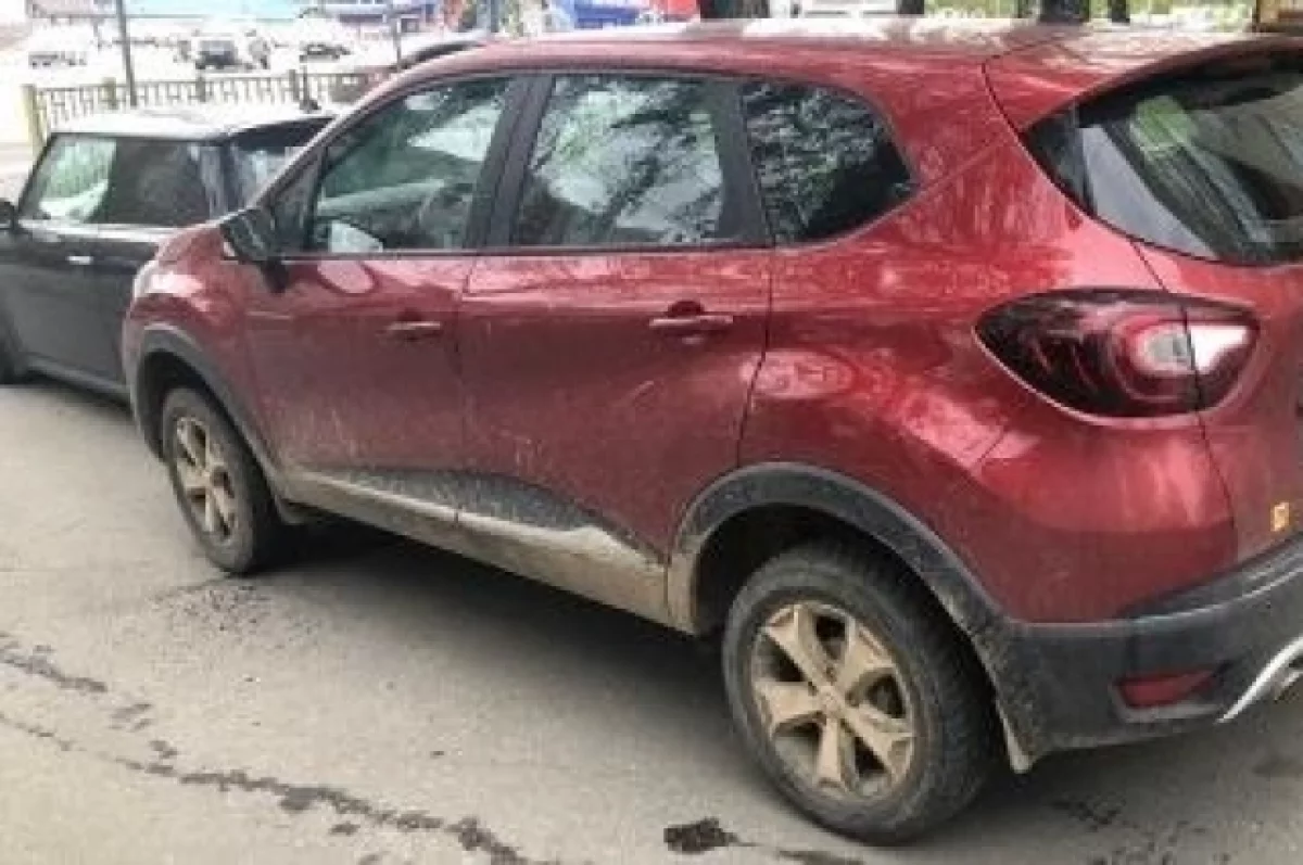 Уснувший за рулем пьяный водитель протаранил соседа по парковке в Брянске