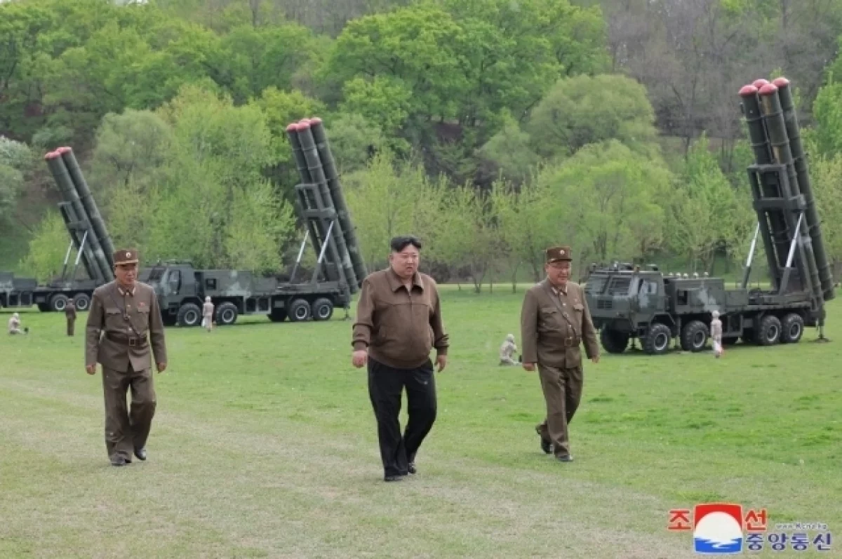 Ким Чен Ын оценил РСЗО, произведённые на новом оборонном предприятии
