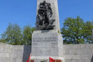 Памятник «Жертвам фашизма» на месте концлагеря «Маутхаузен» в Австрии.
