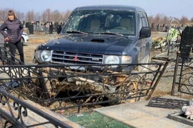 Автомобиль повредил несколько могил.