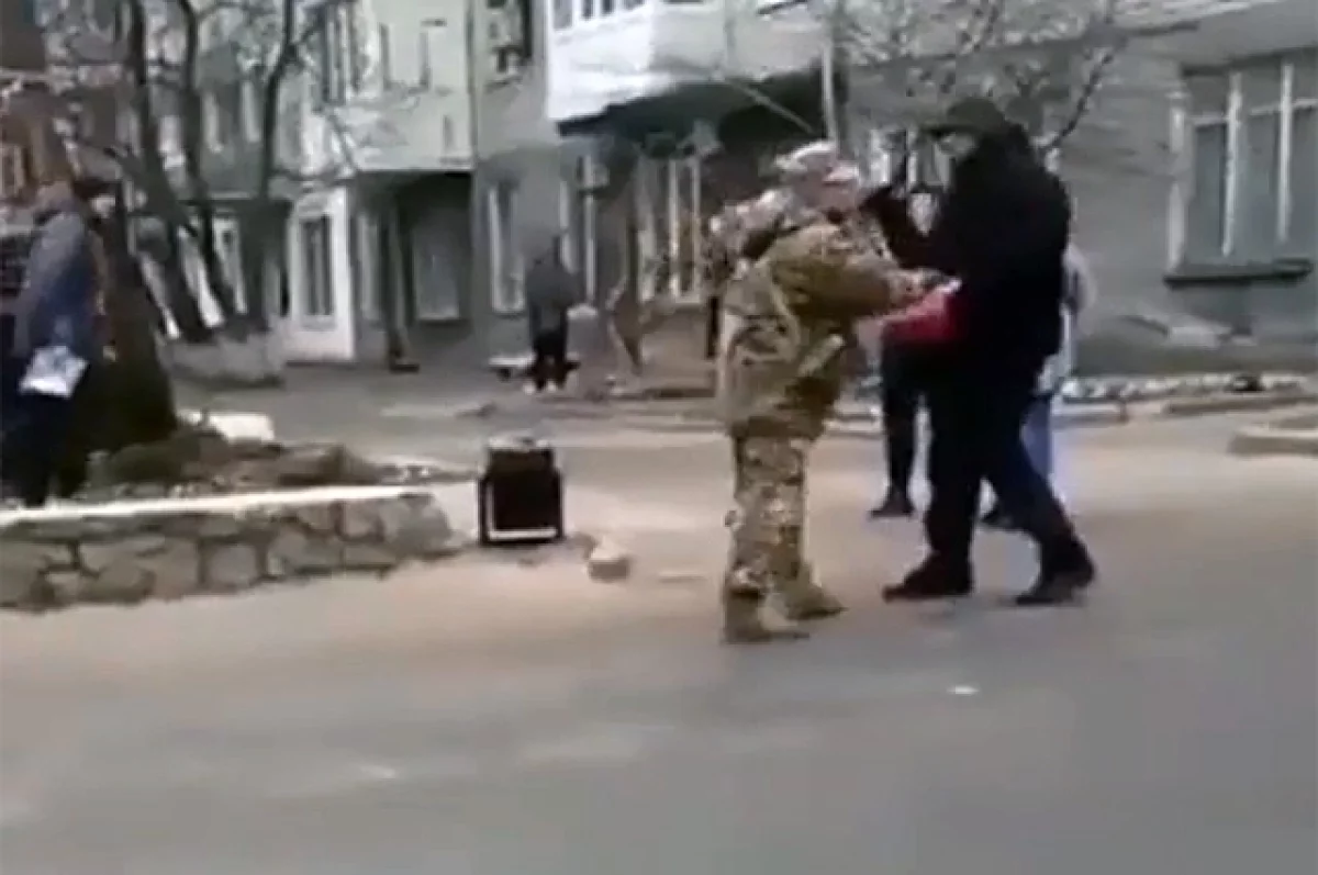Угрожали автоматом. Украинские военкоматы охотятся на людей младше 25