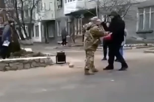 «Угрожали автоматом». Украинские военкоматы охотятся на людей младше 25