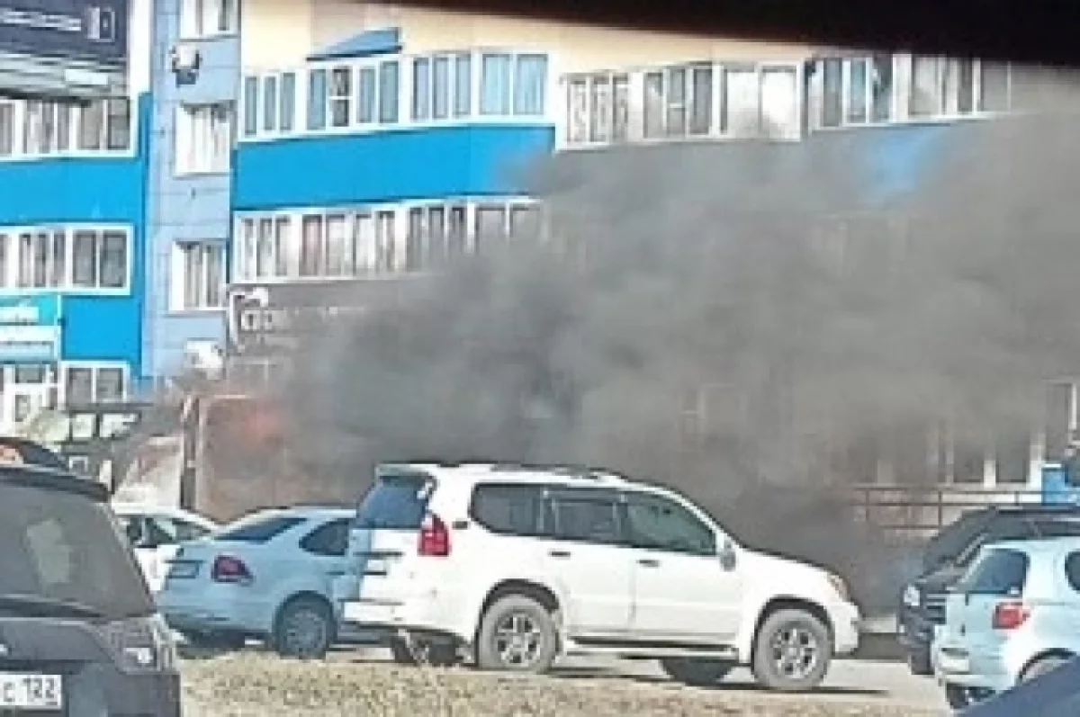 В Барнауле произошел взрыв и загорелись 4 машины
