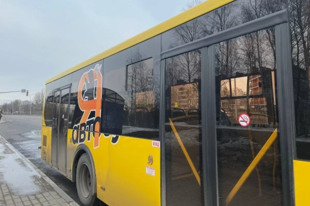 В Ярославле в аварию с желтым автобусом попали четыре машины