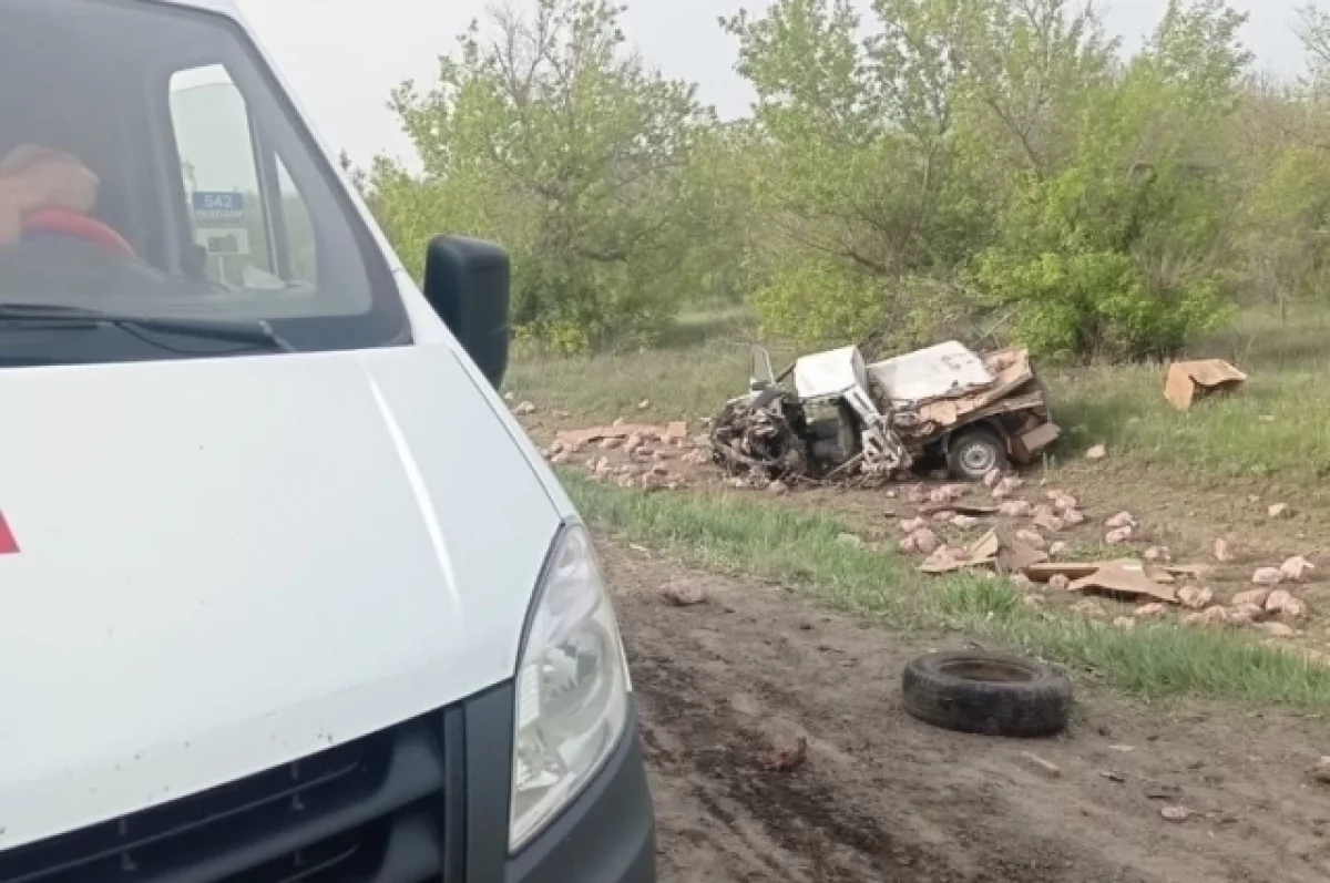 Грузовик и легковушка скинули друг друга с дороги под Волгоградом | АиФ  Волгоград