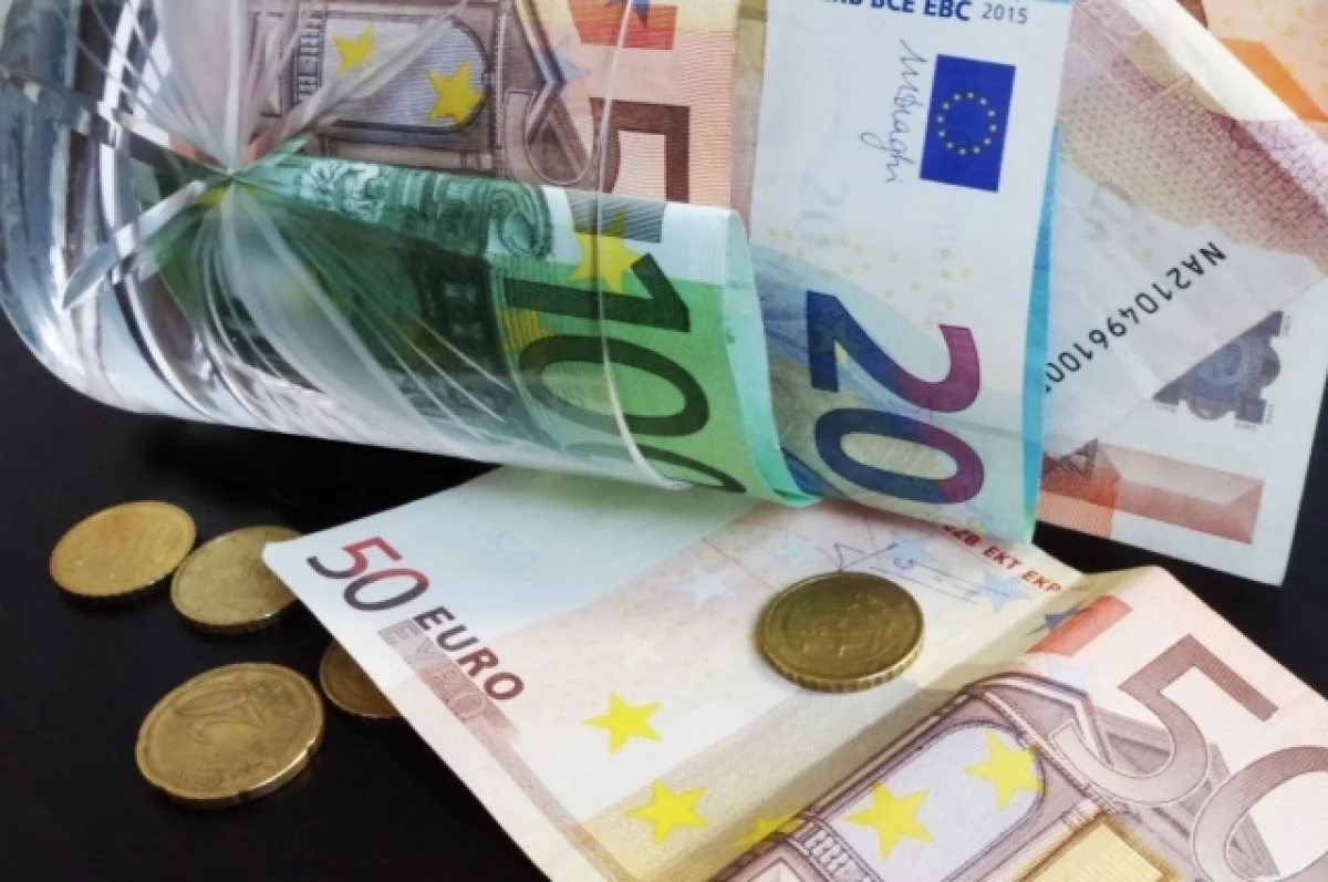 Курс евро на Мосбирже опустился ниже 98 впервые с 6 марта