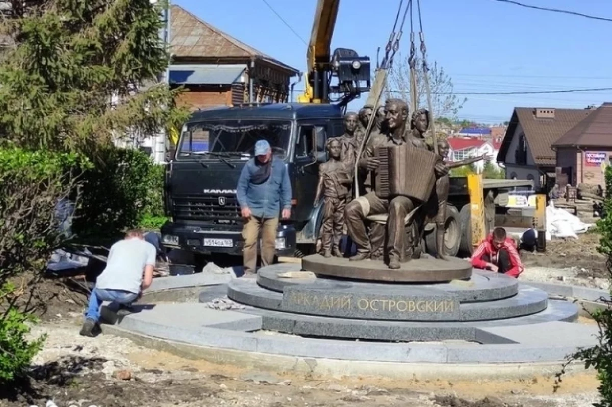 В Сызрани установили памятник автору песни «Пусть всегда будет солнце» |  АиФ Самара