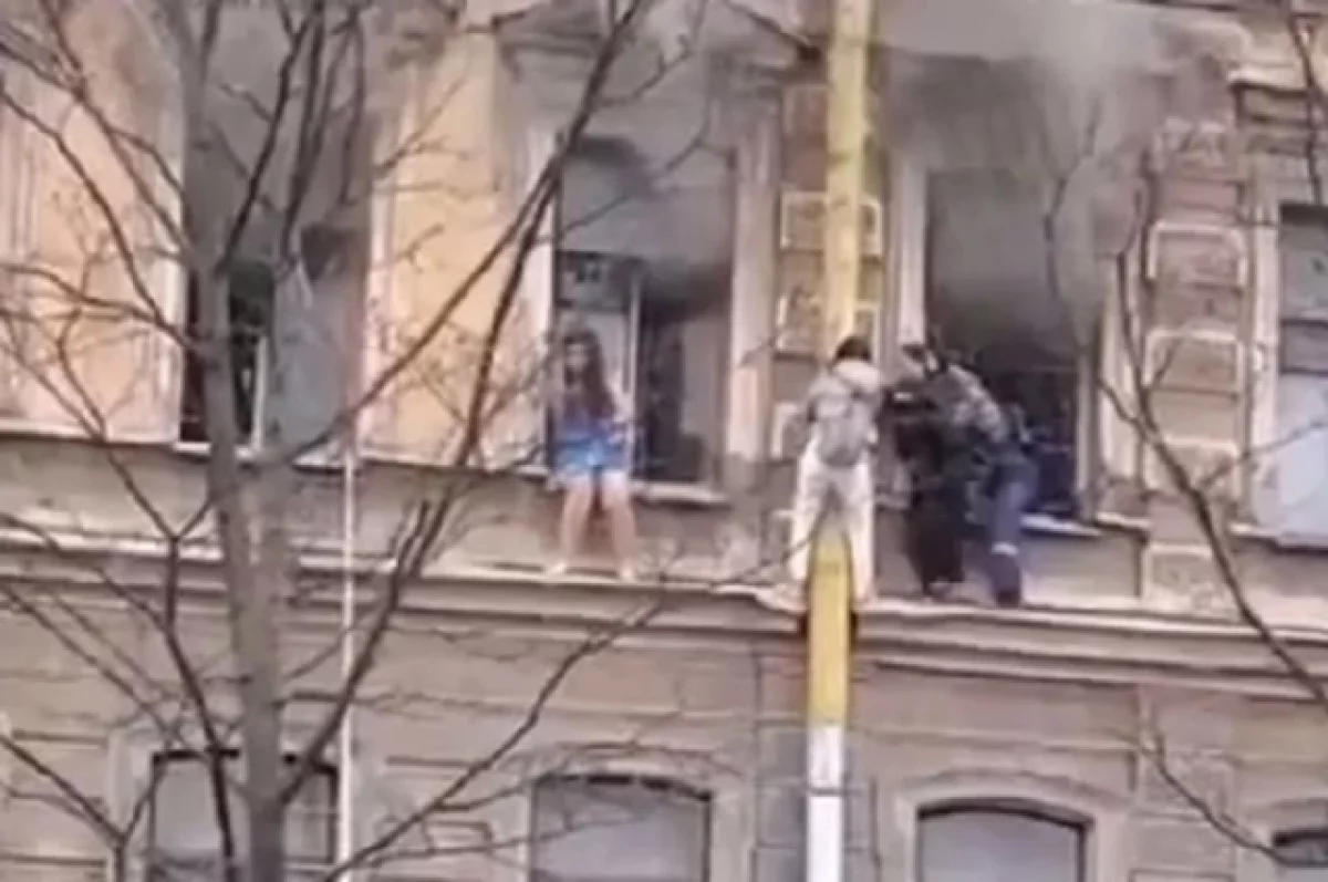 В Петербурге дворник помог вытащить 10 человек из горящего дома