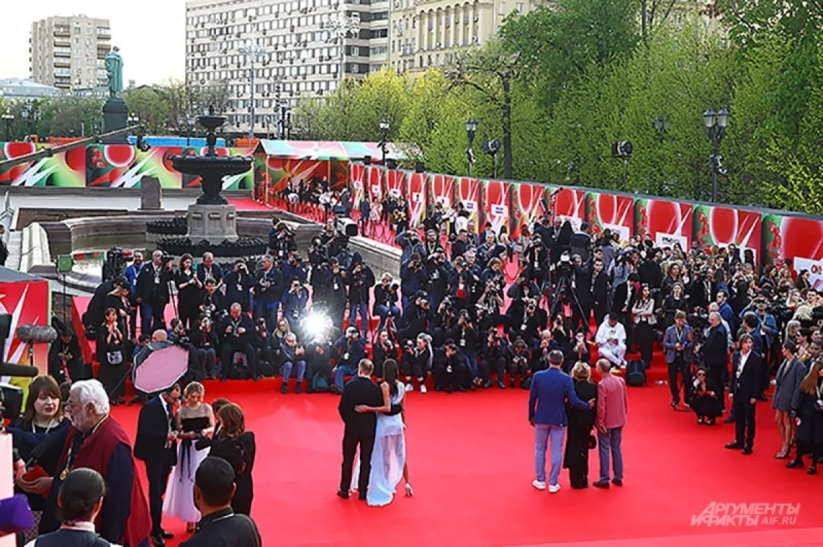 Ярославские звезды прошлись по красной дорожке на кинофестивале в Москве