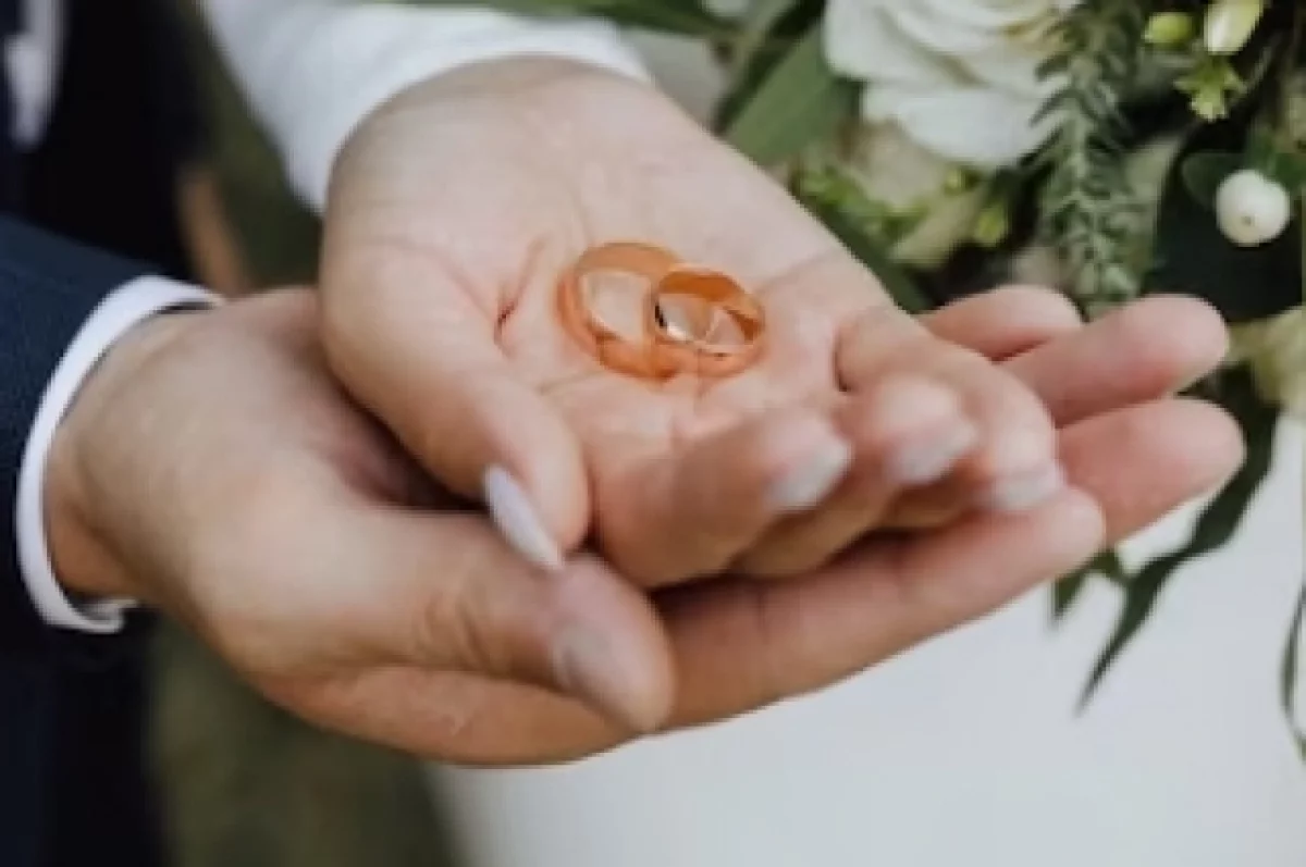 Более ста пар влюбленных поженились в красивую апрельскую дату на Алтае