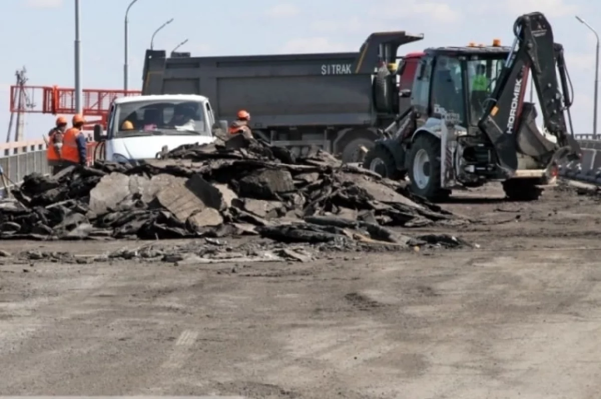 На Северном мосту в Томске снимают асфальтовое покрытие | АиФ Томск