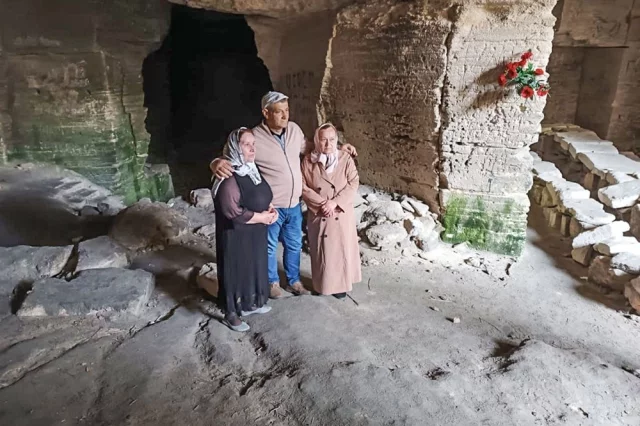 Внук и племянницы Саида Гайсултанова в Аджимушкайских каменоломнях.