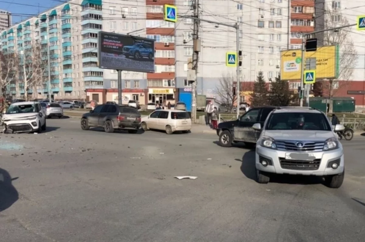 При столкновении двух авто в Новосибирске пострадала 11-летняя девочка |  АиФ Новосибирск