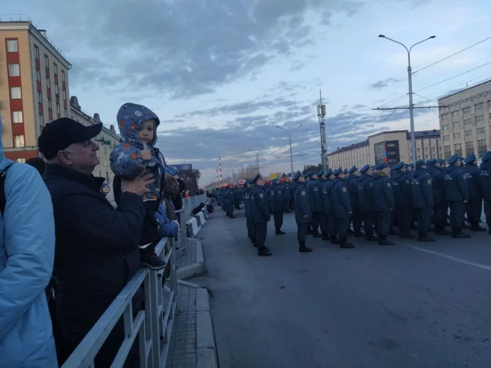 Обычные зрители - на противоположной стороне Красраба.