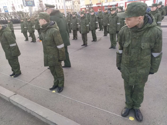 Кадетов тренируют останавливаться в нужном месте по специально нанесенным меткам.