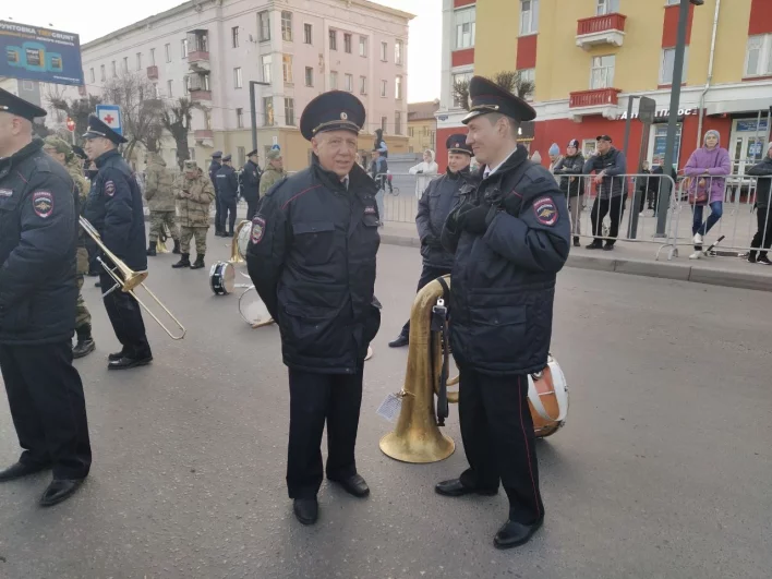 Полицейские и в шествии участвуют, и порядок охраняют.