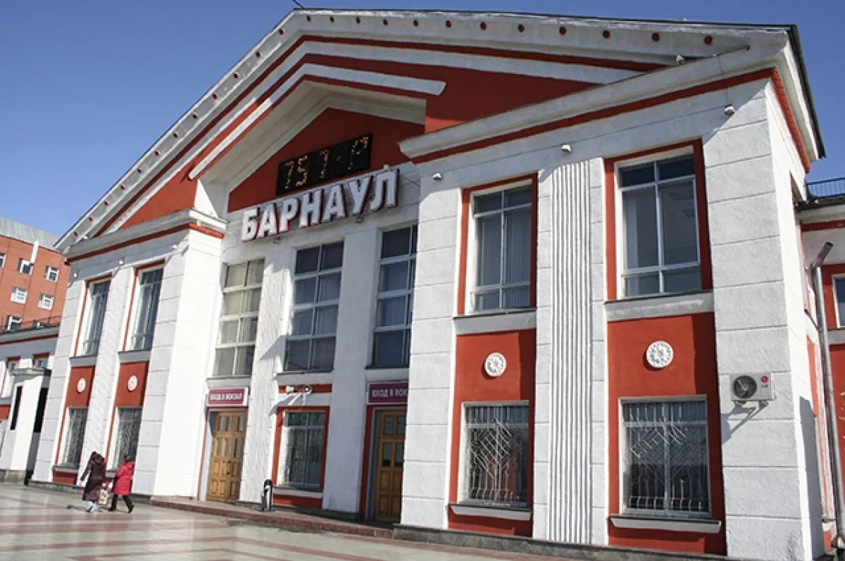 Отец выкинул дочь со 2 этажа на вокзале в Барнауле