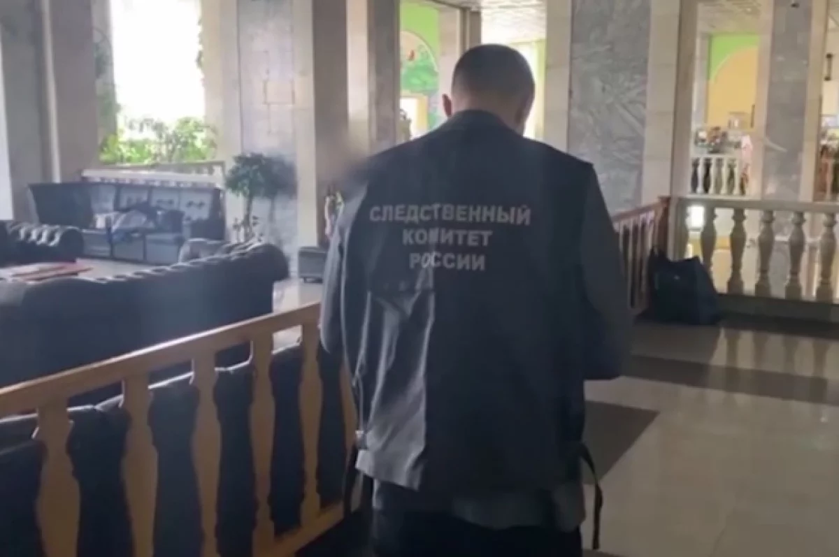 Появилось видео с вокзала в Барнауле, где мужчина сбросил дочь со 2 этажа