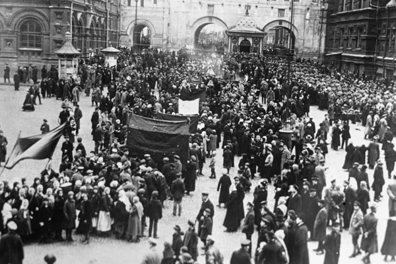 01.05.1919 Жители Москвы празднуют 1 Мая в дни Гражданской войны в России.