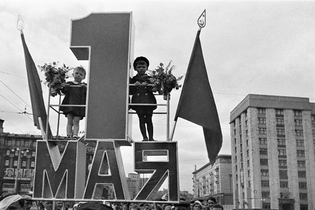 Первомайская демонстрация трудящихся на Красной площади. Москва, 1939 год.