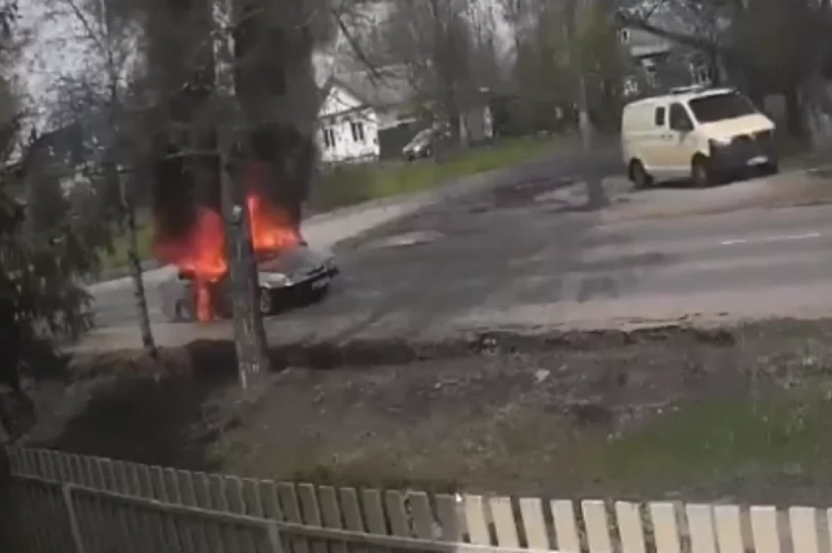 Загоревшийся в Твери автомобиль попал на видео | АиФ Тверь