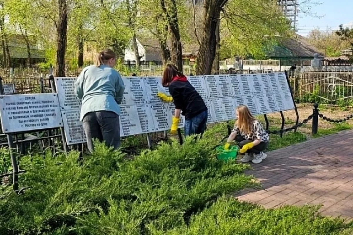 В Ростове на кладбищах начались субботники и уборка территории
