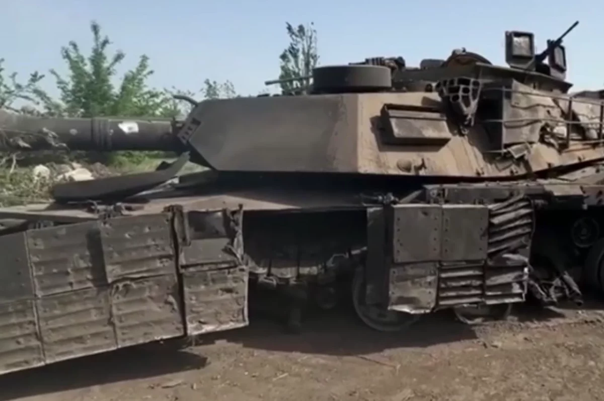 МО РФ показало кадры эвакуации американского танка Abrams из зоны СВО