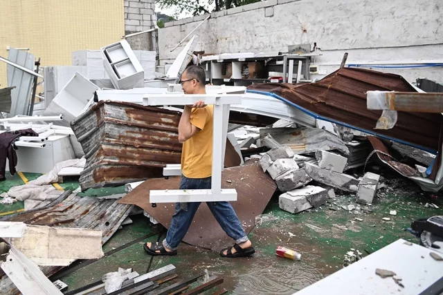 Последствия торнадо в Китае, где погибли 5 человек