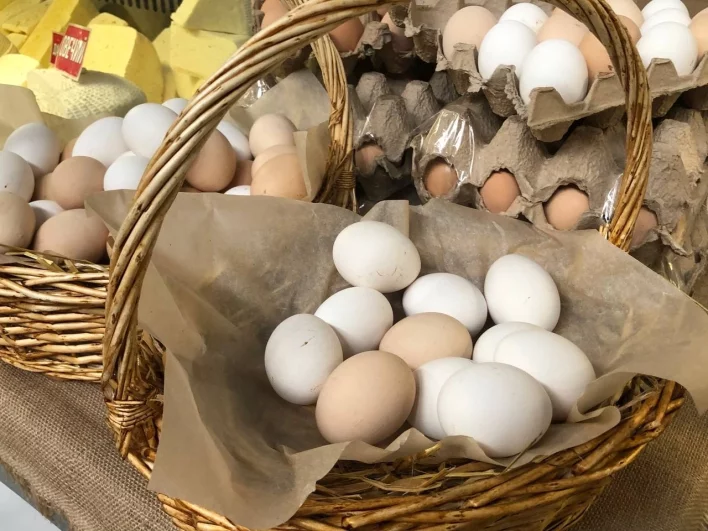 Яйца перед праздниками всегда дороже. Перед первомаем стоили от 110 до 200. В зависимости от размера, цвета, а также количества белков внутри. 