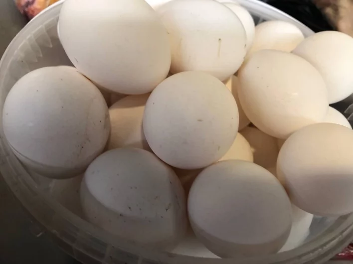 Яйца домашние. Идеальны по форме и вкусу. Стоят от 110 до 200 рублей за десяток.