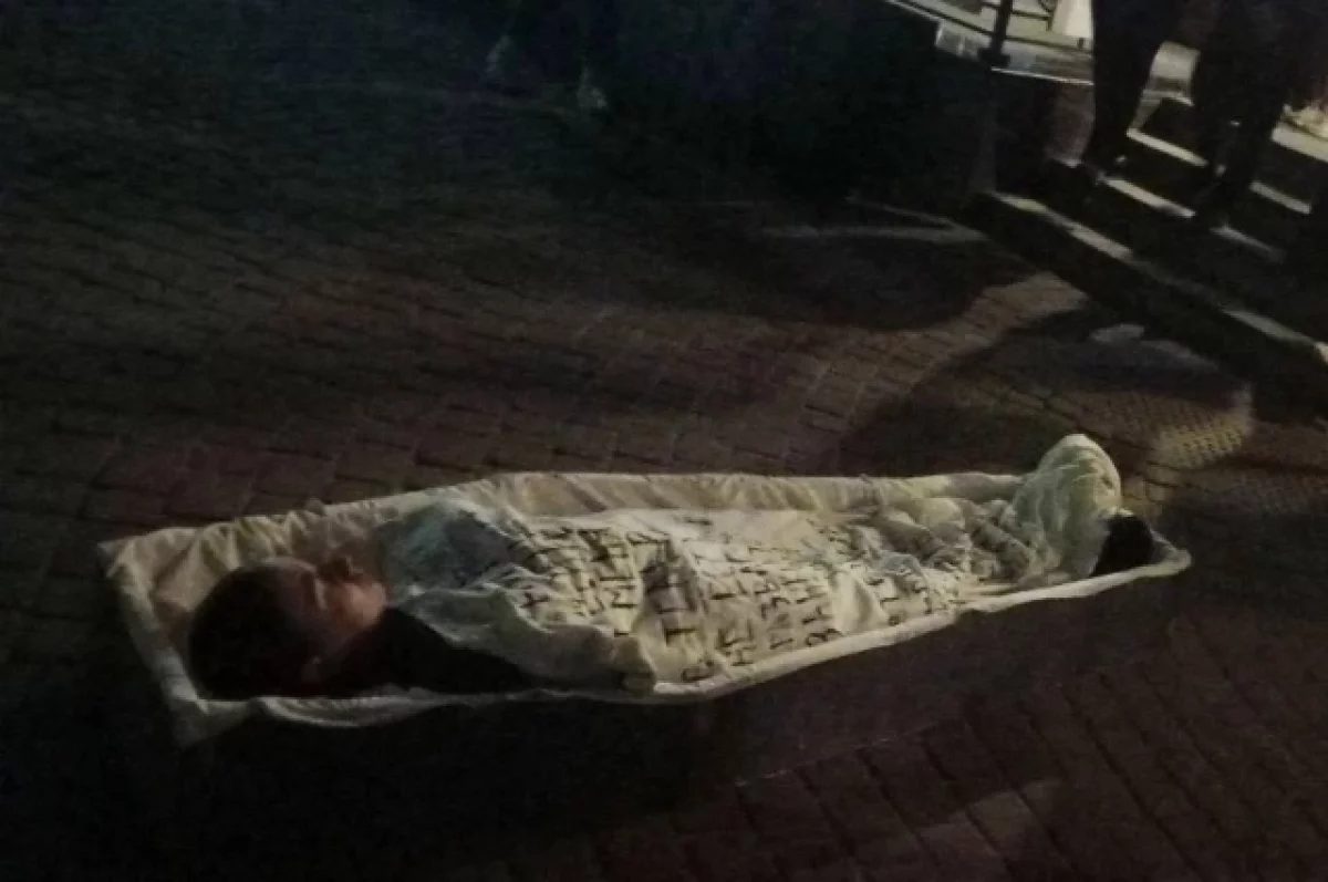 Россиянка в саване легла в гроб напротив детского театра в Старом Осколе