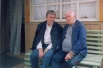 Литературный критик Валентин Курбатов был близким другом Астафьева и неоднократно приезжал в Красноярск и Овсянку. Добрые друзья на скамеечке у дома писателя. Овсянка, 23 августа 2000 года. 