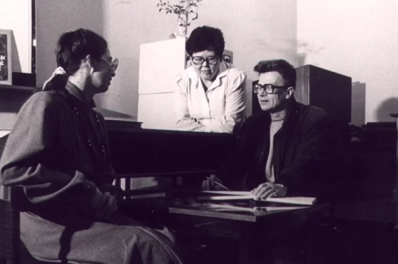 25 февраля 1992 г. в библиотеку Овсянки наведался писатель Эдуард Лимонов. На фото он запечатлен с библиотекарями Анной Козынцевой и Галиной Утюжниковой. 