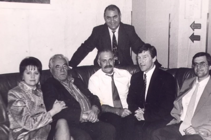 Астафьев Виктор Петрович (в центре), справа Никита Михалков в гостинице после показа фильма «Утомленные солнцем».  Красноярск, 1997 г. 
