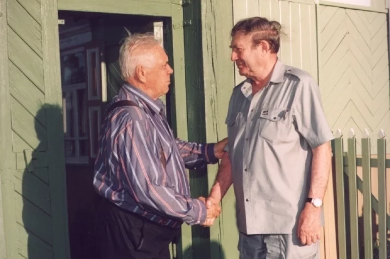 Прощание Виктора Астафьева и Григория Бакланова, писателя и сценариста, у ворот дома Виктора Петровича. 11 августа 1998 г.