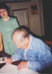 Артист, ветеран войны Георгий Станиславович Жженов гостил в августе 1999 года у Астафьева и посетил овсянскую библиотеку.