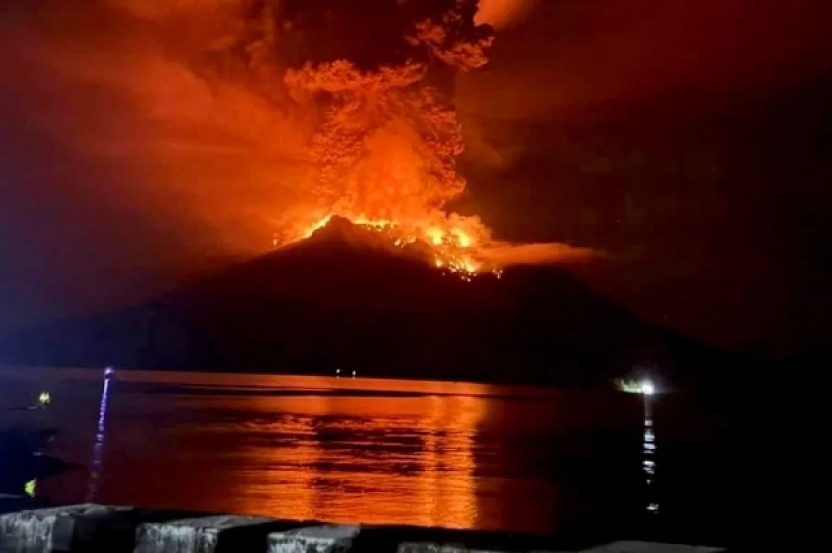 Новое извержение вулкана Руанг произошло в Индонезии
